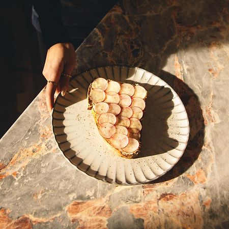Kai 36 - Hotel Zwischen Fels Und Fluss Graz Bagian luar foto A slice of galette des rois