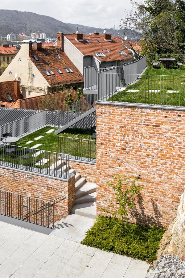 Kai 36 - Hotel Zwischen Fels Und Fluss Graz Bagian luar foto The roof terrace
