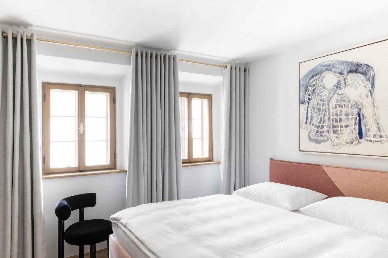 Kai 36 - Hotel Zwischen Fels Und Fluss Graz Bagian luar foto A bedroom with curtains
