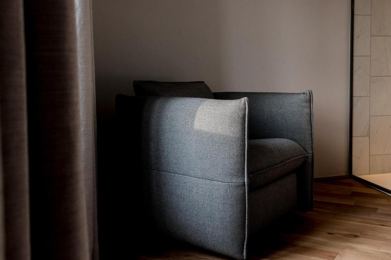 Kai 36 - Hotel Zwischen Fels Und Fluss Graz Bagian luar foto A chair