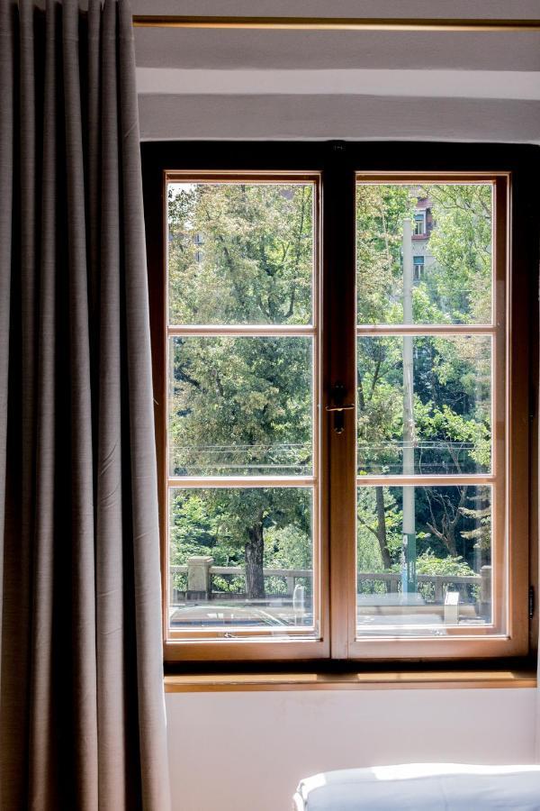 Kai 36 - Hotel Zwischen Fels Und Fluss Graz Bagian luar foto A window with curtains