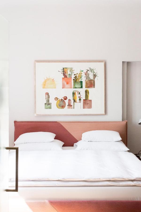 Kai 36 - Hotel Zwischen Fels Und Fluss Graz Bagian luar foto A bedroom with a bed and a painting