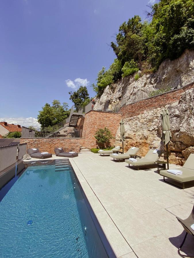 Kai 36 - Hotel Zwischen Fels Und Fluss Graz Bagian luar foto The swimming pool at the hotel
