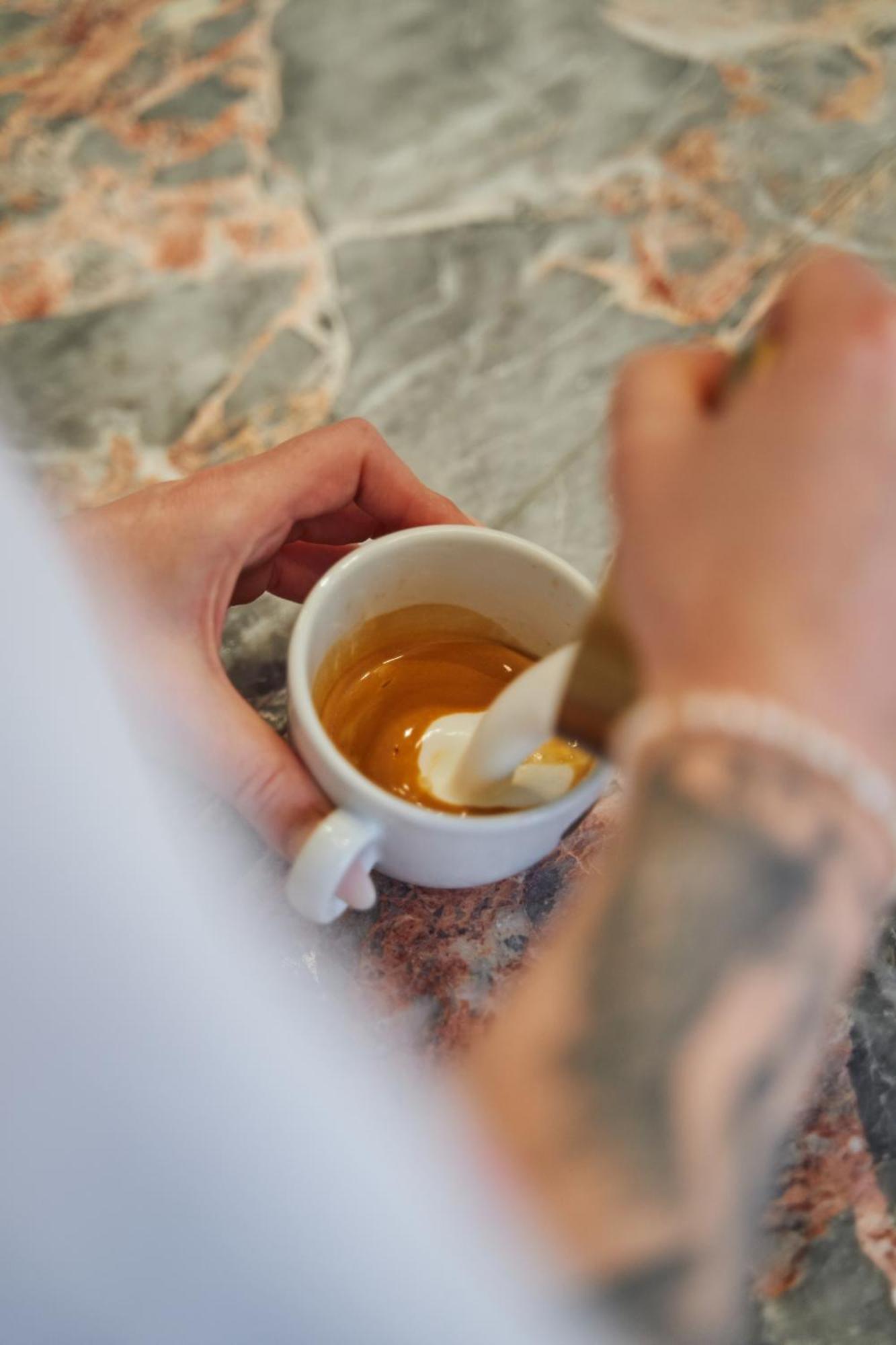 Kai 36 - Hotel Zwischen Fels Und Fluss Graz Bagian luar foto Preparation of a cup of turmeric milk
