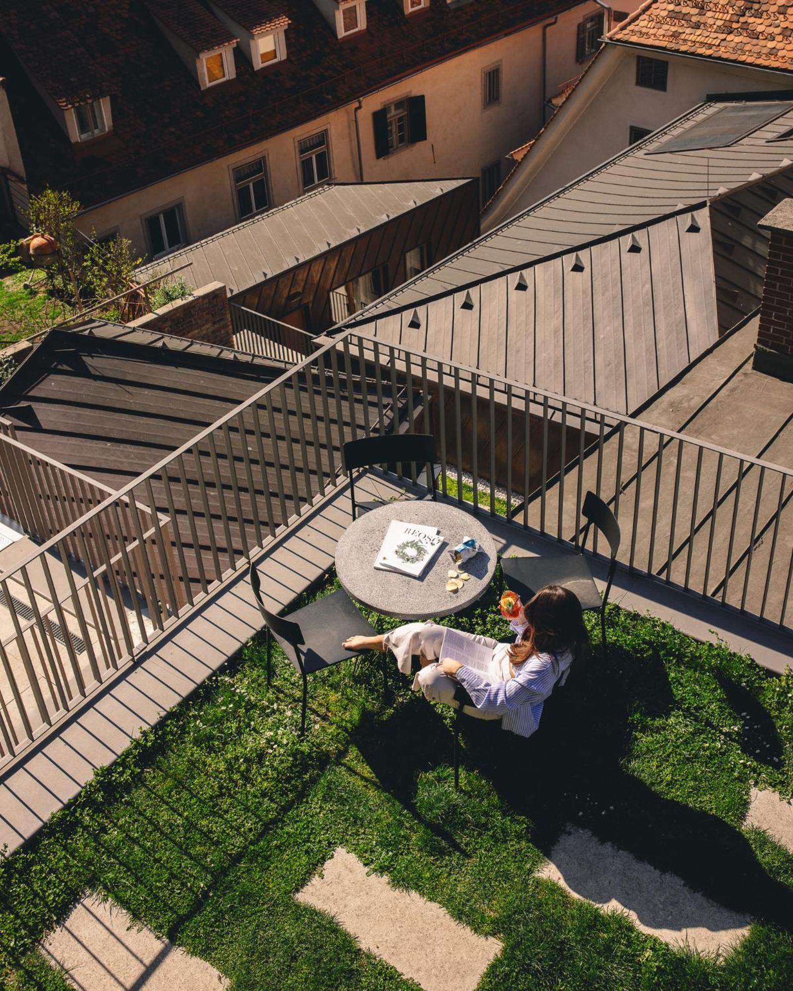 Kai 36 - Hotel Zwischen Fels Und Fluss Graz Bagian luar foto A woman sitting on a balcony
