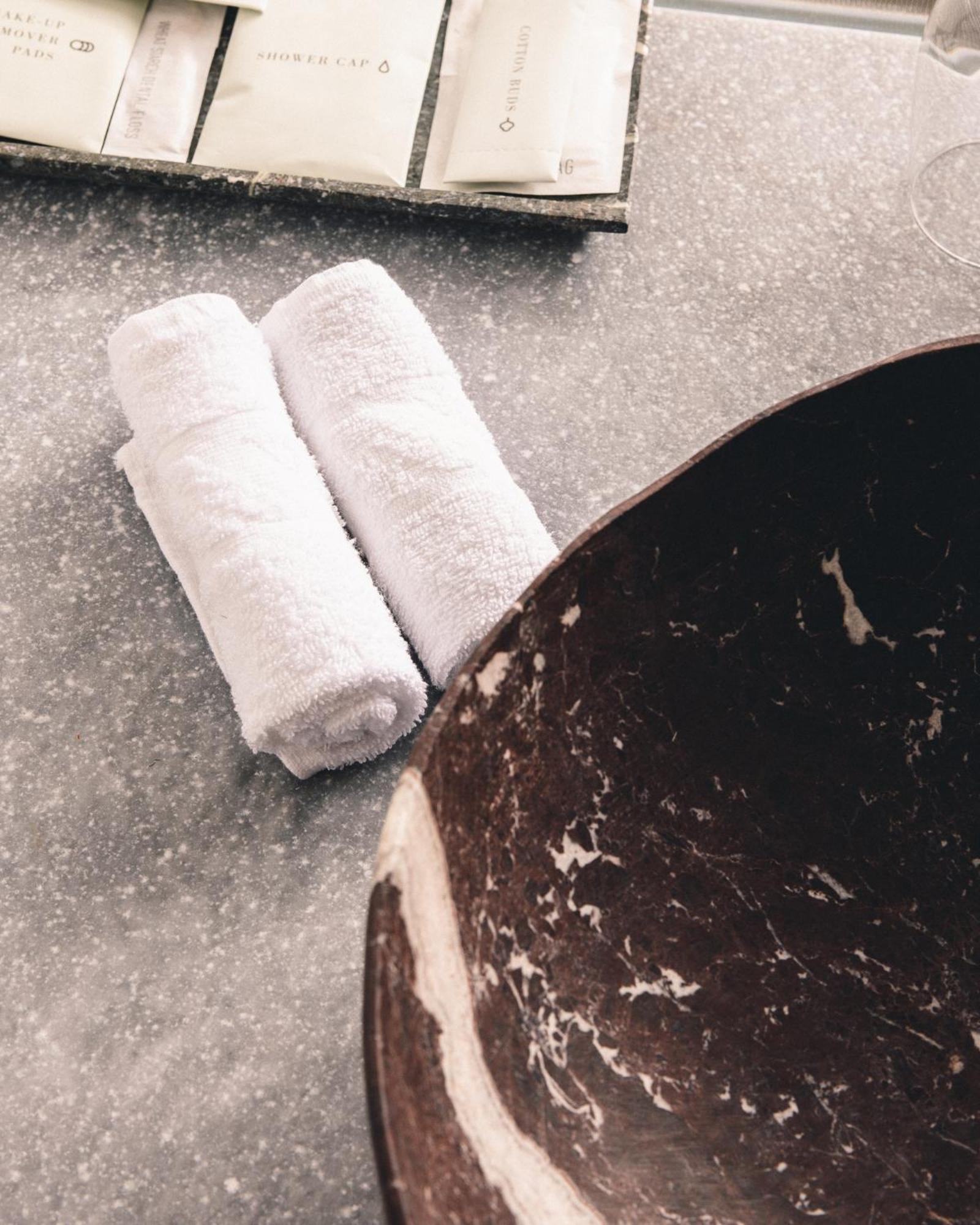 Kai 36 - Hotel Zwischen Fels Und Fluss Graz Bagian luar foto A pair of rolled towels