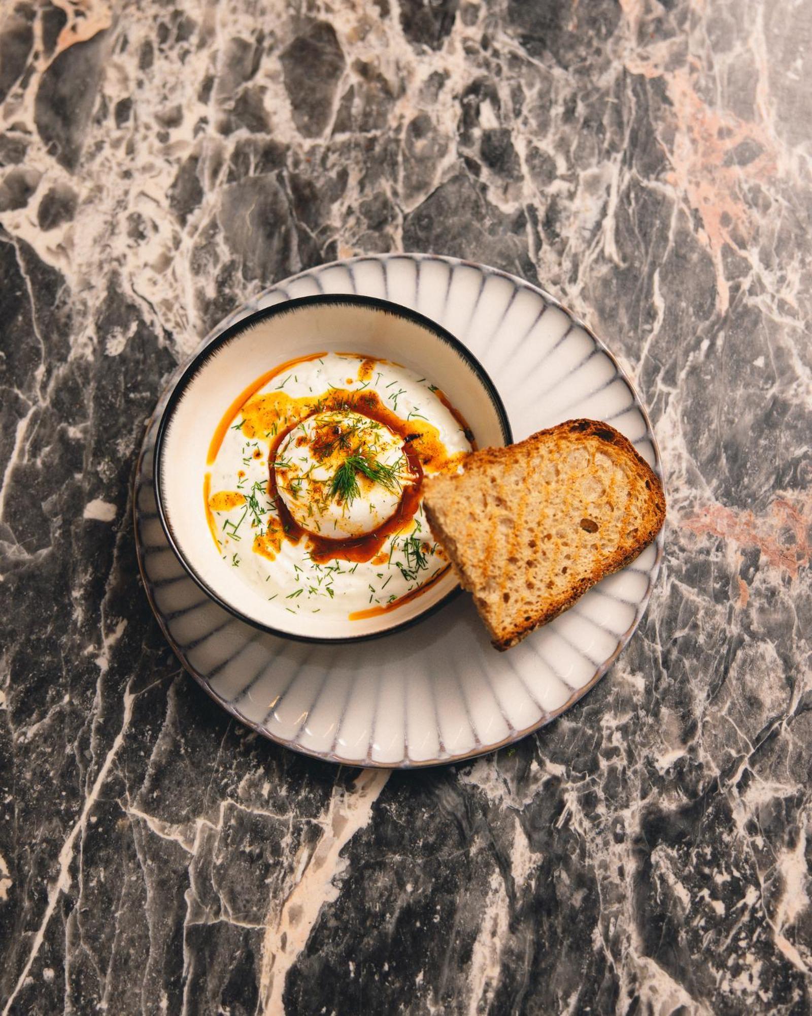 Kai 36 - Hotel Zwischen Fels Und Fluss Graz Bagian luar foto A bowl of Labneh with olive oil and sumac