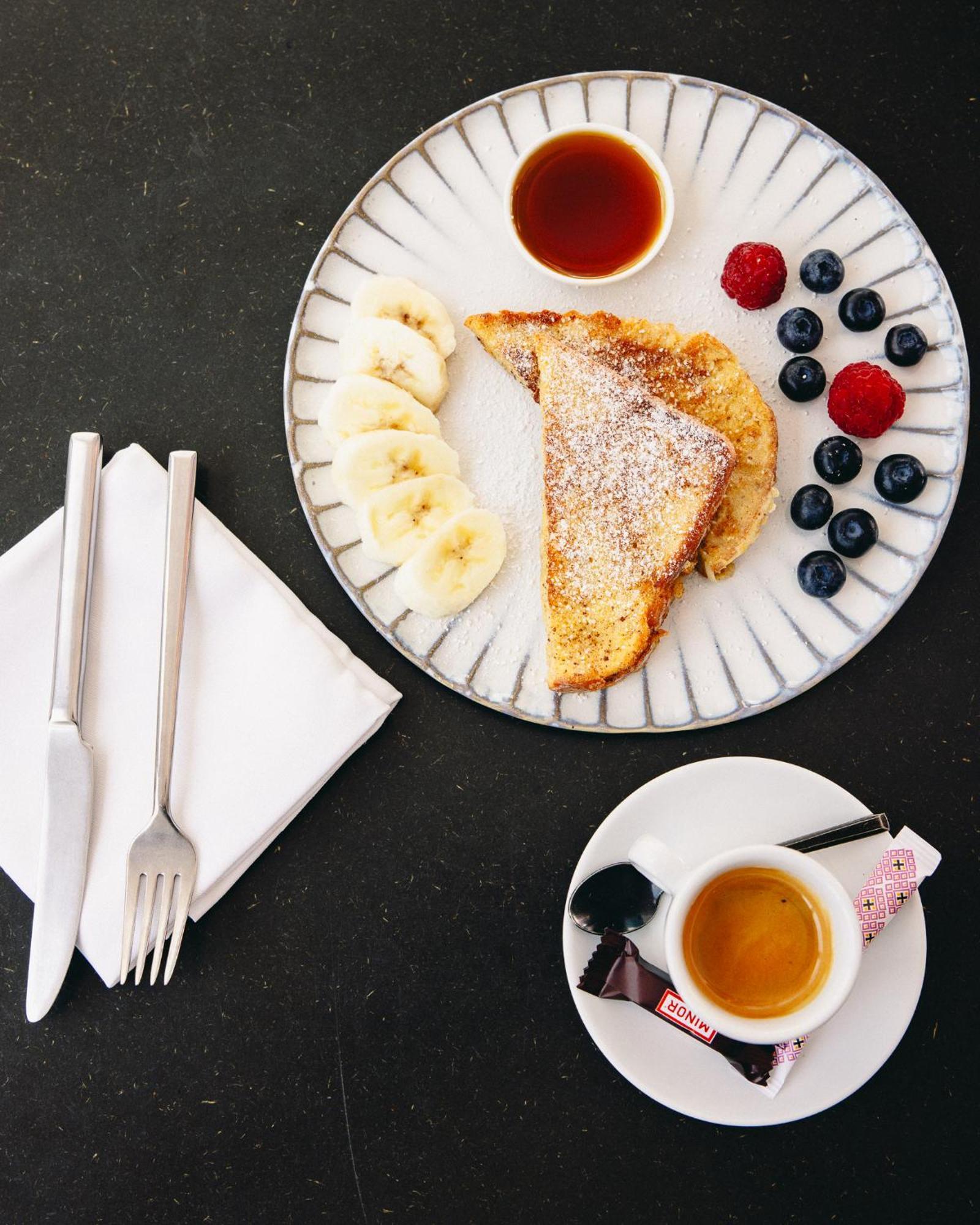 Kai 36 - Hotel Zwischen Fels Und Fluss Graz Bagian luar foto French toast with fruit and tea